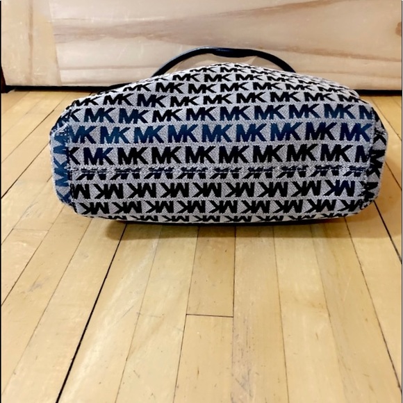 LIKE NEW❗️AUTHENTIC MICHAEL KORS JET SET MONOGRAM TOTE - Picture 8 of 14